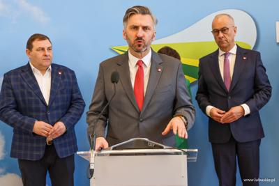 Prof. Waldemar Sługocki, Wiceminister Rozwoju i Technologii przemawia podczas konferencji prasowej w sali prasowej w Urzędzie Marszałkowskim w Zielonej Górze 
