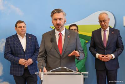 Prof. Waldemar Sługocki, Wiceminister Rozwoju i Technologii przemawia podczas konferencji prasowej w sali prasowej w Urzędzie Marszałkowskim w Zielonej Górze 