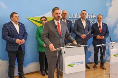 Prof. Waldemar Sługocki, Wiceminister Rozwoju i Technologii przemawia podczas konferencji prasowej w sali prasowej w Urzędzie Marszałkowskim w Zielonej Górze 