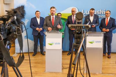 Prof. Waldemar Sługocki, Wiceminister Rozwoju i Technologii przemawia podczas konferencji prasowej w sali prasowej w Urzędzie Marszałkowskim w Zielonej Górze 