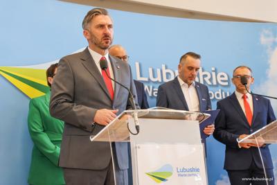 Prof. Waldemar Sługocki, Wiceminister Rozwoju i Technologii przemawia podczas konferencji prasowej w sali prasowej w Urzędzie Marszałkowskim w Zielonej Górze 