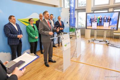 Prof. Waldemar Sługocki, Wiceminister Rozwoju i Technologii przemawia podczas konferencji prasowej w sali prasowej w Urzędzie Marszałkowskim w Zielonej Górze 