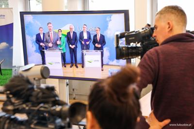 Uczestnicy konferencji prasowej w sali prasowej w Urzędzie Marszałkowskim w Zielonej Górze 