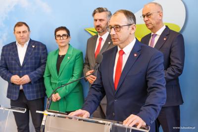 Marek Cebula, Wojewoda Lubuski przemawia podczas konferencji prasowej w sali prasowej w Urzędzie Marszałkowskim w Zielonej Górze 