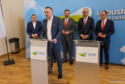 Marcin Pabierowski, Doradca Wojewody ds. Planowania Przestrzennego przemawia podczas konferencji prasowej w sali prasowej w Urzędzie Marszałkowskim w Zielonej Górze 
