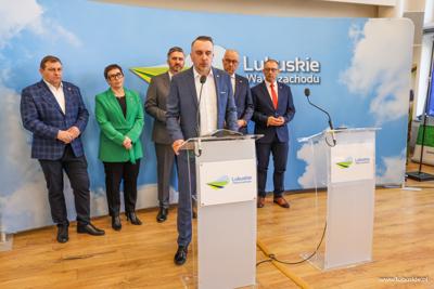 Marcin Pabierowski, Doradca Wojewody ds. Planowania Przestrzennego przemawia podczas konferencji prasowej w sali prasowej w Urzędzie Marszałkowskim w Zielonej Górze 