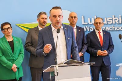 Marcin Pabierowski, Doradca Wojewody ds. Planowania Przestrzennego przemawia podczas konferencji prasowej w sali prasowej w Urzędzie Marszałkowskim w Zielonej Górze 