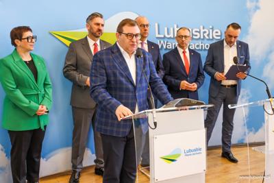 Grzegorz Potęga, Członek Zarządu Województwa Lubuskiego przemawia podczas konferencji prasowej w sali prasowej w Urzędzie Marszałkowskim w Zielonej Górze 