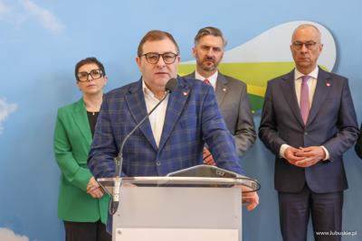 Grzegorz Potęga, Członek Zarządu Województwa Lubuskiego przemawia podczas konferencji prasowej w sali prasowej w Urzędzie Marszałkowskim w Zielonej Górze 