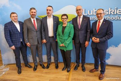Uczestnicy konferencji prasowej w sali prasowej w Urzędzie Marszałkowskim w Zielonej Górze. Od lewej: Grzegorz Potęga, Członek Zarządu Województwa Lubuskiego; prof. Waldemar Sługocki, Wiceminister Rozwoju i Technologii; Marcin Pabierowski, Doradca Wojewody ds. Planowania Przestrzennego; Krystyna Sibińska, Posłanka na Sejm RP; Marcin Jabłoński, Marszałek Województwa Lubuskiego i Marek Cebula, Wojewoda Lubuski.

- 

-