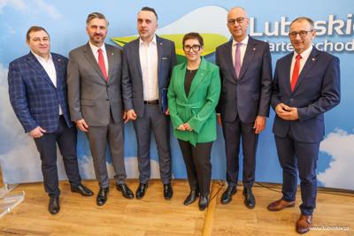 Uczestnicy konferencji prasowej w sali prasowej w Urzędzie Marszałkowskim w Zielonej Górze. Od lewej: Grzegorz Potęga, Członek Zarządu Województwa Lubuskiego; prof. Waldemar Sługocki, Wiceminister Rozwoju i Technologii; Marcin Pabierowski, Doradca Wojewody ds. Planowania Przestrzennego; Krystyna Sibińska, Posłanka na Sejm RP; Marcin Jabłoński, Marszałek Województwa Lubuskiego i Marek Cebula, Wojewoda Lubuski.
