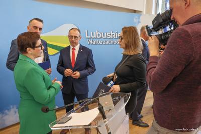 Uczestnicy konferencji prasowej w sali prasowej w Urzędzie Marszałkowskim w Zielonej Górze 
