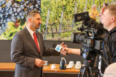 Prof. Waldemar Sługocki, Wiceminister Rozwoju i Technologii udziela wywiadu mediom 