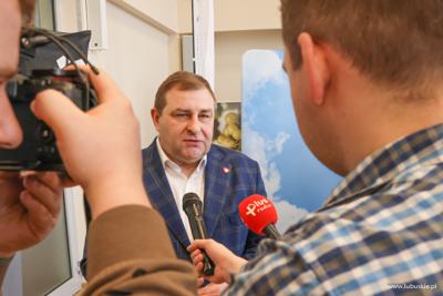 Grzegorz Potęga, Członek Zarządu Województwa Lubuskiego udziela wywiadu mediom