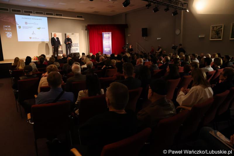 Uroczystość  wręczenia nagród i wyróżnień laureatom 30. Lubuskiego Wawrzynu Literackiego, 19. Lubuskiego Wawrzynu Naukowego i 10. Lubuskiego Wawrzynu Dziennikarskiego.