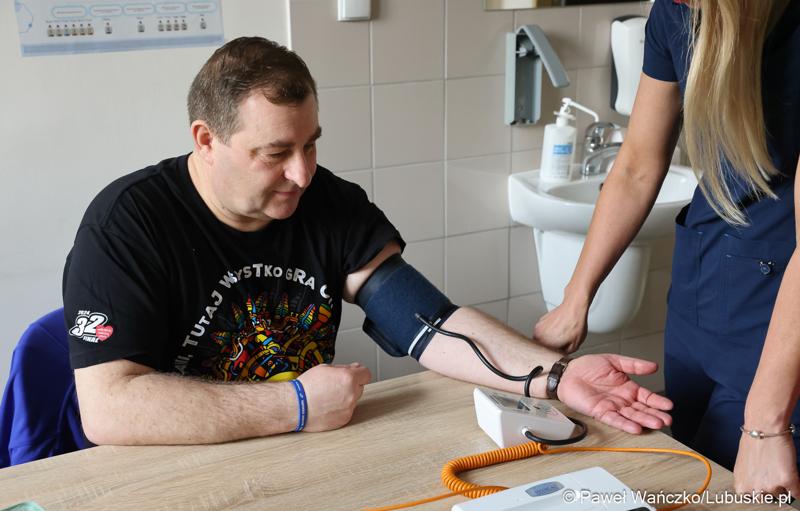Pierwsza Kawiarenka Zdrowia zawitała do Szpitala Uniwersyteckiego w Zielonej Górze, a dokładnie do poradni przyszpitalnych przy ul. Podgórnej. Na zdjęciu członek Zarządu Województwa Lubuskiego Grzegorz Potęga podczas jednego badań.