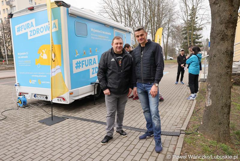 Pierwsza Kawiarenka Zdrowia zawitała do Szpitala Uniwersyteckiego w Zielonej Górze, a dokładnie do poradni przyszpitalnych przy ul. Podgórnej. Na zdjęciu członek Zarządu Województwa Lubuskiego Grzegorz Potęga (z lewej) i radny woj. lubuskiego Sebastian Ciemnoczołowski.
