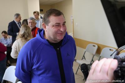 Pierwsza Kawiarenka Zdrowia zawitała do Szpitala Uniwersyteckiego w Zielonej Górze, a dokładnie do poradni przyszpitalnych przy ul. Podgórnej. Na zdjęciu członek Zarządu Województwa Lubuskiego Grzegorz Potęga udziela wywiadu.