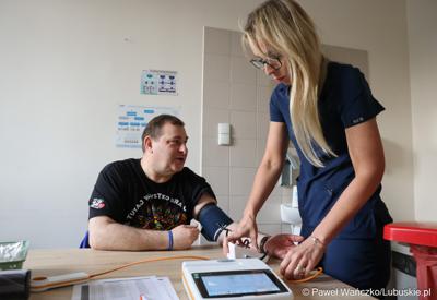 Pierwsza Kawiarenka Zdrowia zawitała do Szpitala Uniwersyteckiego w Zielonej Górze, a dokładnie do poradni przyszpitalnych przy ul. Podgórnej. Na zdjęciu członek Zarządu Województwa Lubuskiego Grzegorz Potęga podczas jednego badań.