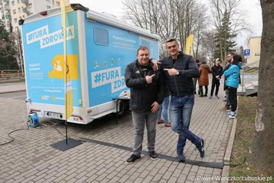 Pierwsza Kawiarenka Zdrowia zawitała do Szpitala Uniwersyteckiego w Zielonej Górze, a dokładnie do poradni przyszpitalnych przy ul. Podgórnej. Na zdjęciu członek Zarządu Województwa Lubuskiego Grzegorz Potęga (z lewej) i radny woj. lubuskiego Sebastian Ciemnoczołowski.