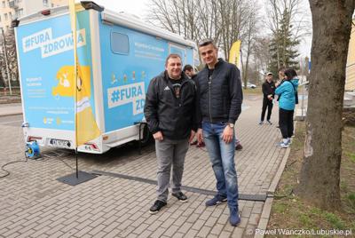 Pierwsza Kawiarenka Zdrowia zawitała do Szpitala Uniwersyteckiego w Zielonej Górze, a dokładnie do poradni przyszpitalnych przy ul. Podgórnej. Na zdjęciu członek Zarządu Województwa Lubuskiego Grzegorz Potęga (z lewej) i radny woj. lubuskiego Sebastian Ciemnoczołowski.