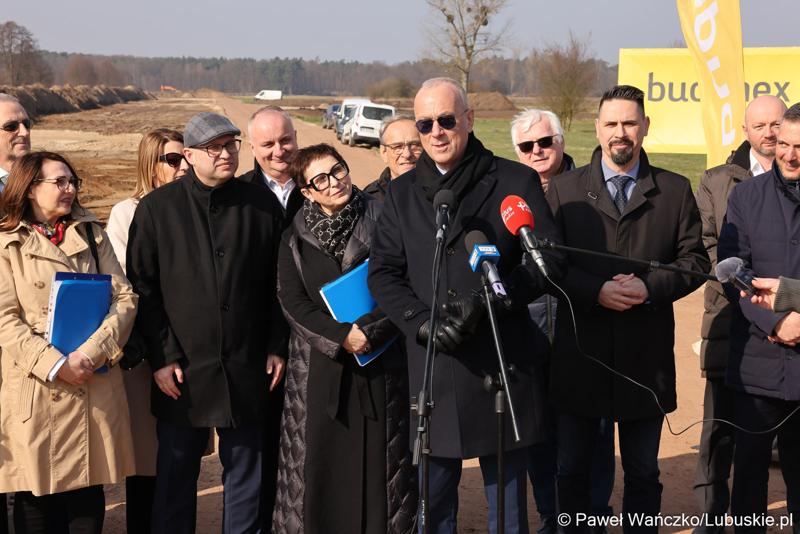 Uczestnicy konferencji prasowej rozpoczynającej budowę IV etapu obwodnicy Drezdenka