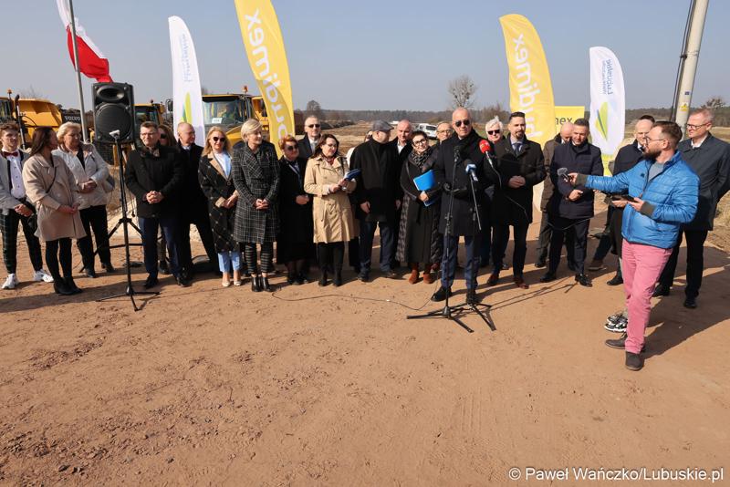Uczestnicy konferencji prasowej rozpoczynającej budowę IV etapu obwodnicy Drezdenka