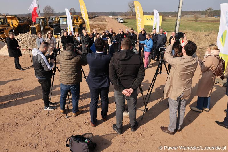 Uczestnicy konferencji prasowej rozpoczynającej budowę IV etapu obwodnicy Drezdenka