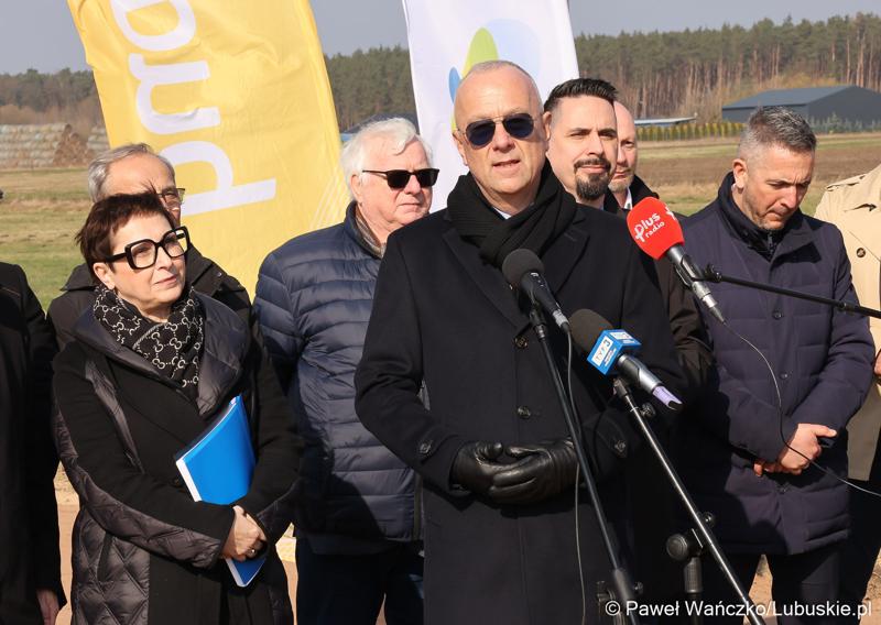 Uczestnicy konferencji prasowej rozpoczynającej budowę IV etapu obwodnicy Drezdenka