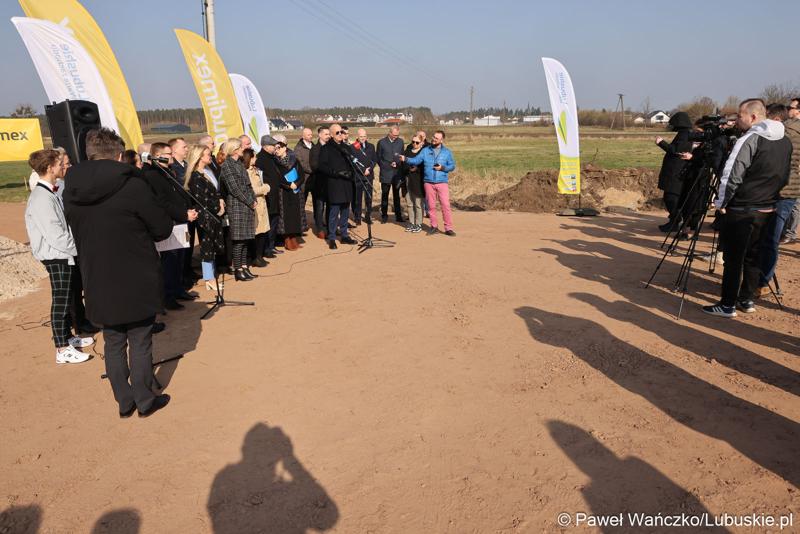 Uczestnicy konferencji prasowej rozpoczynającej budowę IV etapu obwodnicy Drezdenka