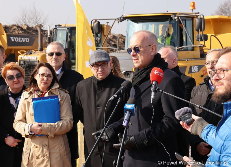 Uczestnicy konferencji prasowej rozpoczynającej budowę IV etapu obwodnicy Drezdenka