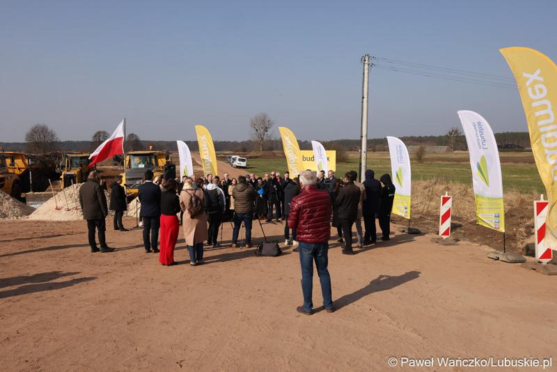 Uczestnicy konferencji prasowej rozpoczynającej budowę IV etapu obwodnicy Drezdenka