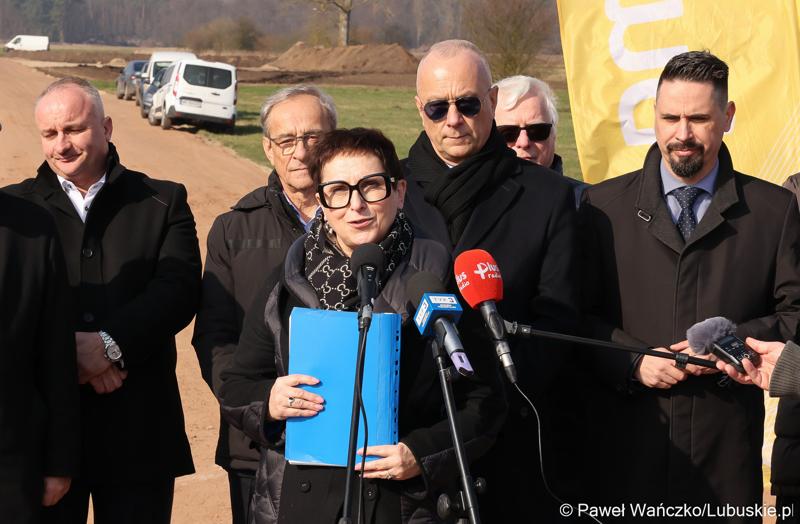 Uczestnicy konferencji prasowej rozpoczynającej budowę IV etapu obwodnicy Drezdenka