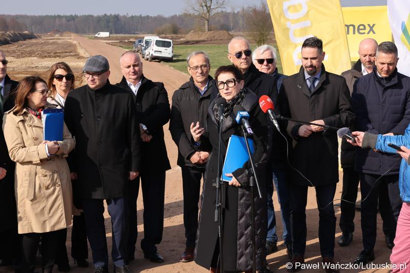Uczestnicy konferencji prasowej rozpoczynającej budowę IV etapu obwodnicy Drezdenka