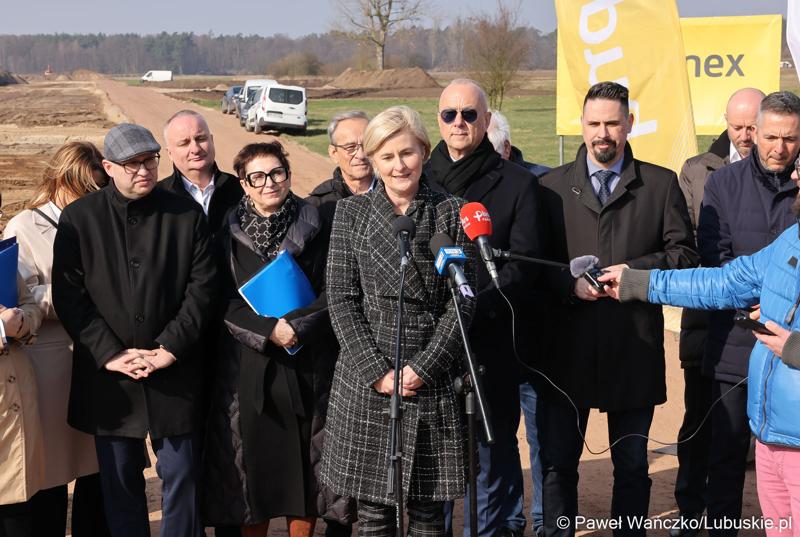 Uczestnicy konferencji prasowej rozpoczynającej budowę IV etapu obwodnicy Drezdenka