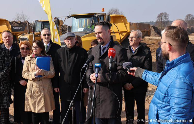 Uczestnicy konferencji prasowej rozpoczynającej budowę IV etapu obwodnicy Drezdenka