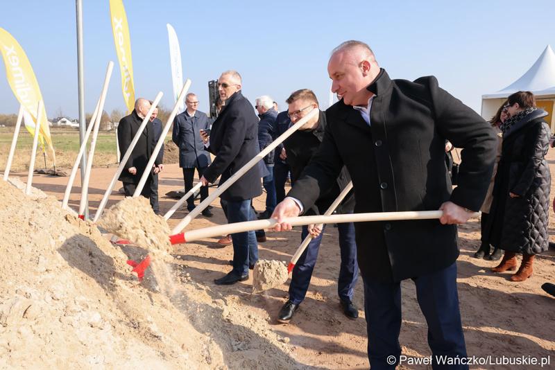 Uczestnicy konferencji prasowej rozpoczynającej budowę IV etapu obwodnicy Drezdenka