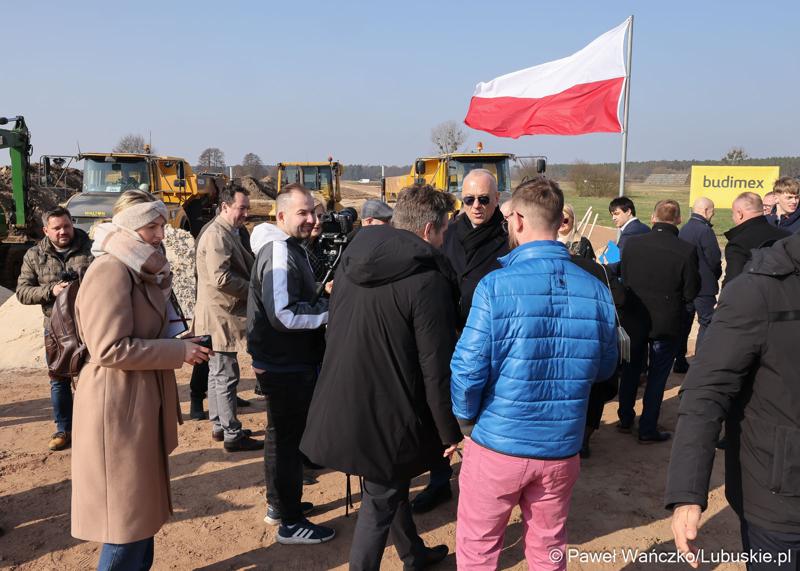 Uczestnicy konferencji prasowej rozpoczynającej budowę IV etapu obwodnicy Drezdenka