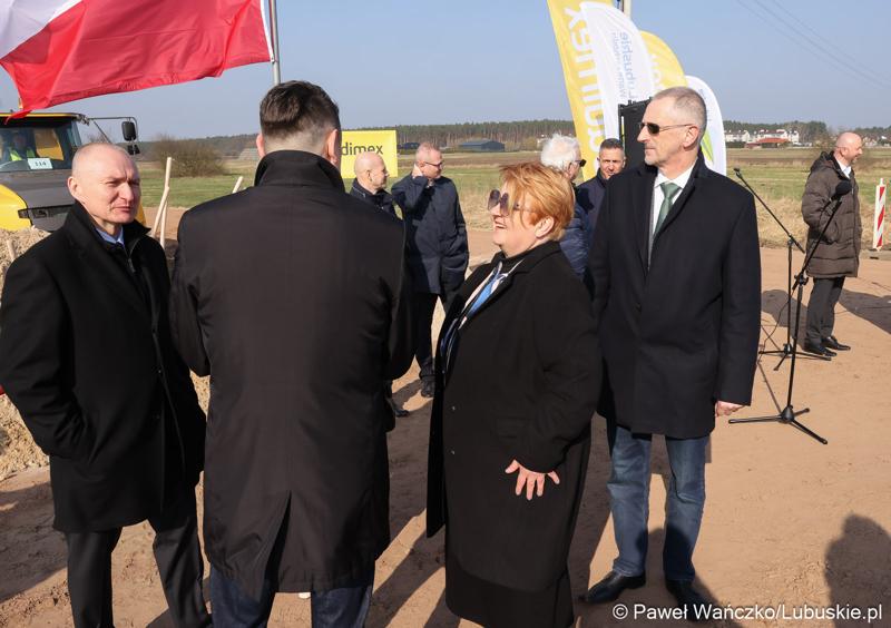 Uczestnicy konferencji prasowej rozpoczynającej budowę IV etapu obwodnicy Drezdenka