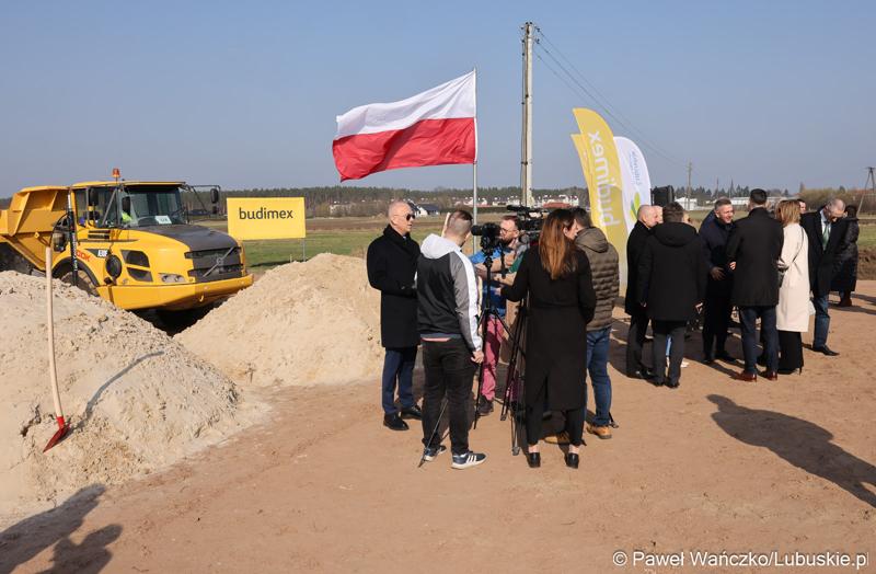 Uczestnicy konferencji prasowej rozpoczynającej budowę IV etapu obwodnicy Drezdenka