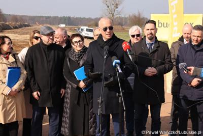 Uczestnicy konferencji prasowej rozpoczynającej budowę IV etapu obwodnicy Drezdenka