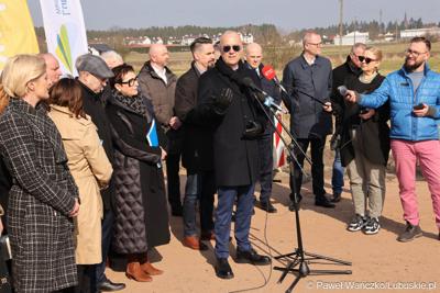 Uczestnicy konferencji prasowej rozpoczynającej budowę IV etapu obwodnicy Drezdenka