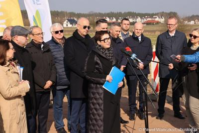 Uczestnicy konferencji prasowej rozpoczynającej budowę IV etapu obwodnicy Drezdenka