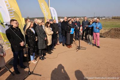 Uczestnicy konferencji prasowej rozpoczynającej budowę IV etapu obwodnicy Drezdenka