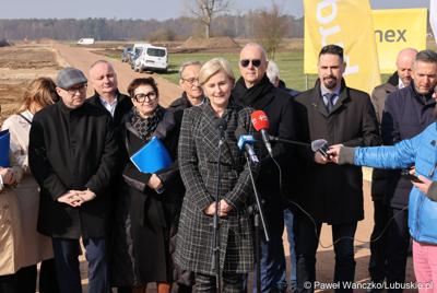 Uczestnicy konferencji prasowej rozpoczynającej budowę IV etapu obwodnicy Drezdenka