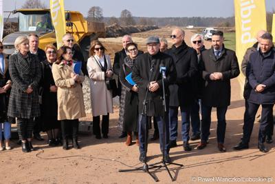 Uczestnicy konferencji prasowej rozpoczynającej budowę IV etapu obwodnicy Drezdenka