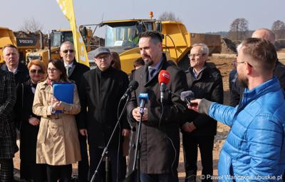 Uczestnicy konferencji prasowej rozpoczynającej budowę IV etapu obwodnicy Drezdenka