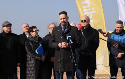 Uczestnicy konferencji prasowej rozpoczynającej budowę IV etapu obwodnicy Drezdenka