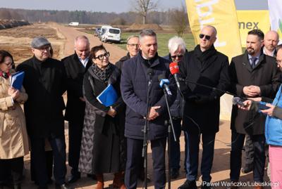Uczestnicy konferencji prasowej rozpoczynającej budowę IV etapu obwodnicy Drezdenka