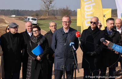 Uczestnicy konferencji prasowej rozpoczynającej budowę IV etapu obwodnicy Drezdenka